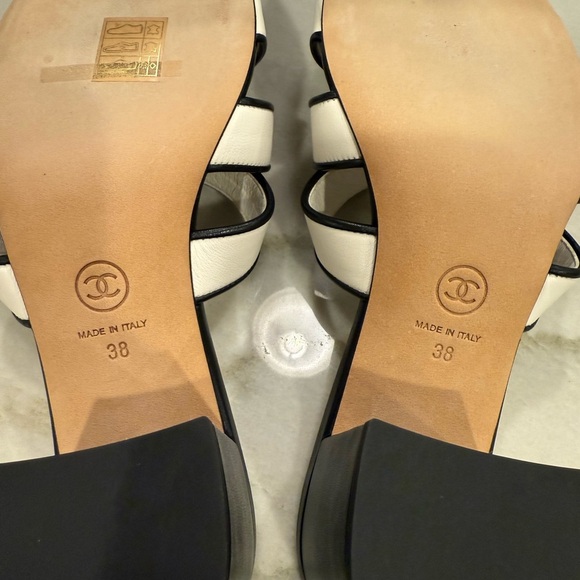 Chanel CC Turnlock Leather Sandals Size 38 White Black Mules NIB - Picture 13 of 15